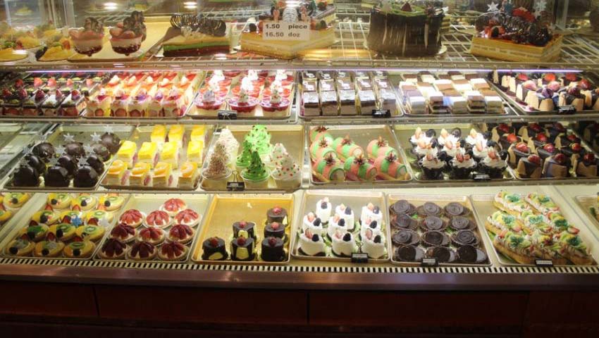 produtos da padaria em vitrine
